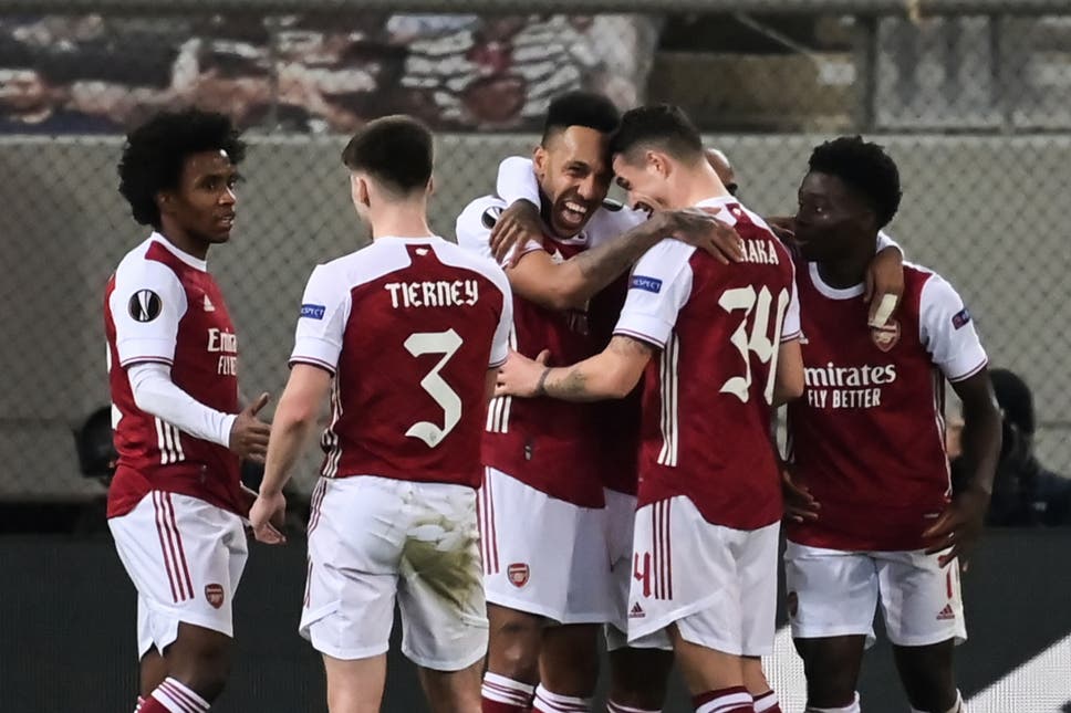 Arsenal players celebrate the Aubameyang's late winner against benfica.