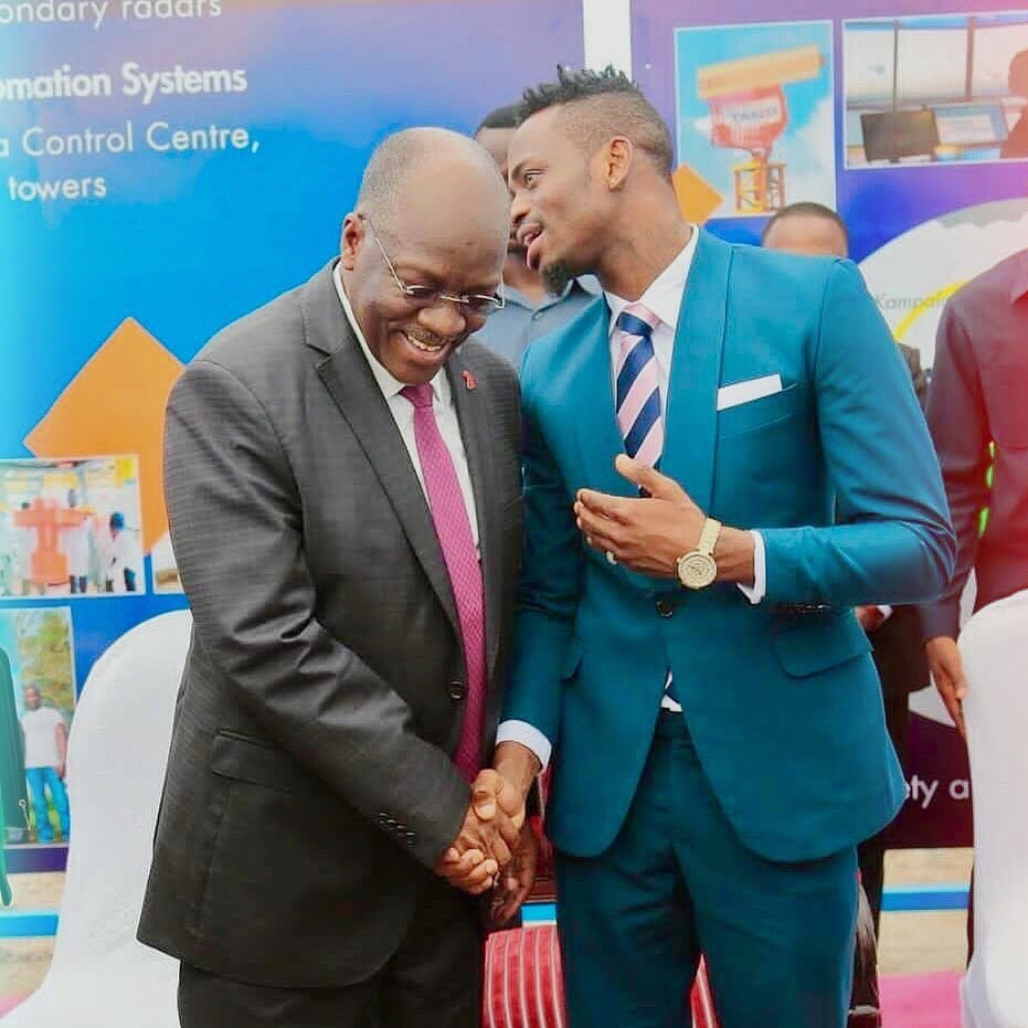 The late president John Magufuli sharing light ,moment with Diamond Platnumz