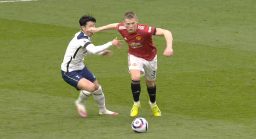 Scott McTominay's arm hits Son's face