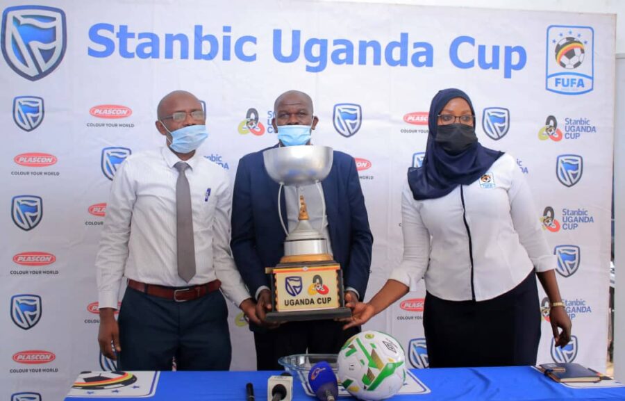 L-R: Decolas Kiiza, Fred Tamale (Holding the Stanbic Uganda Cup trophy) and Aish Nalule