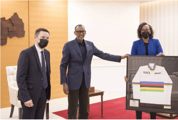 Rwandan president, Paul Kagame (M) with UCI officials