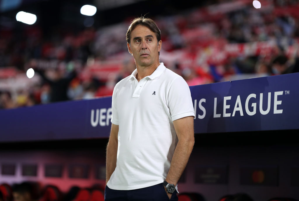 Lopetegui-being-looked-at-by-manchester-united