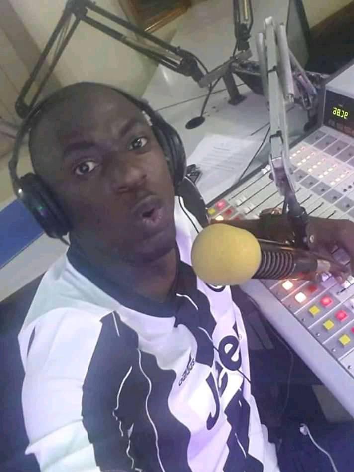 Ivan Kalanzi does football commentary on Akaboozi FM