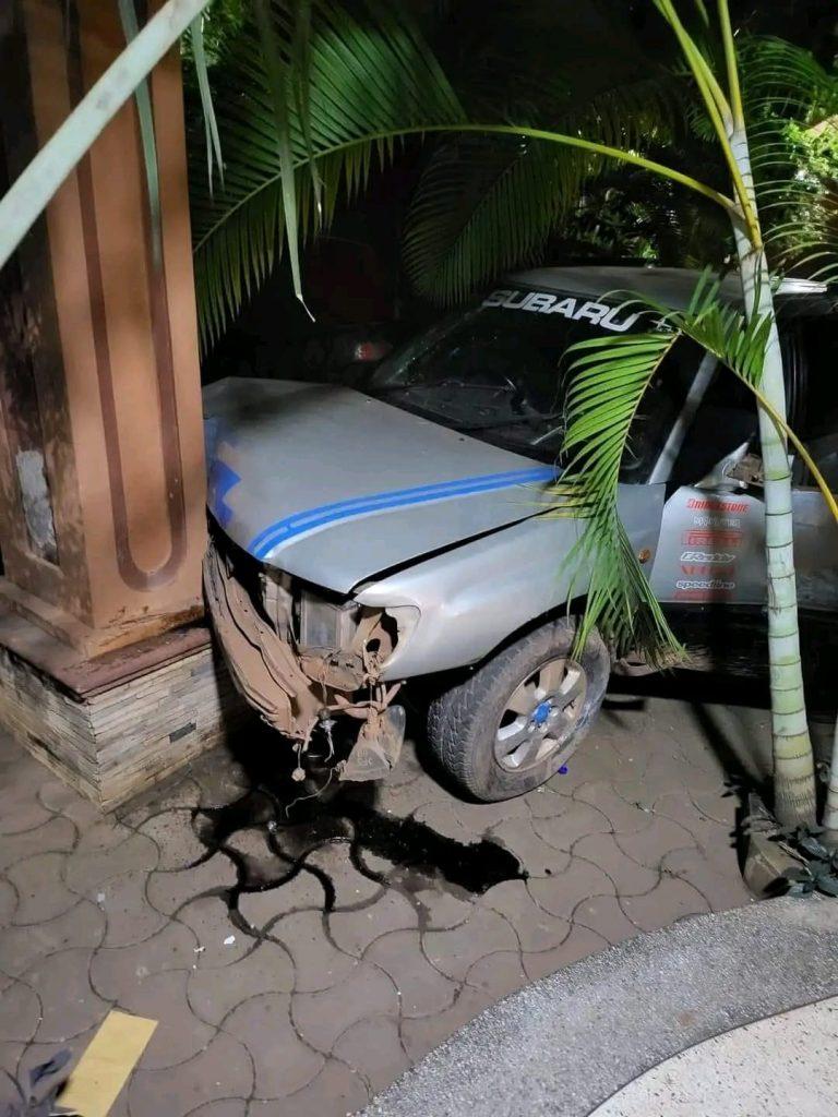 Subaru hit the fence and stopped the shade pillar